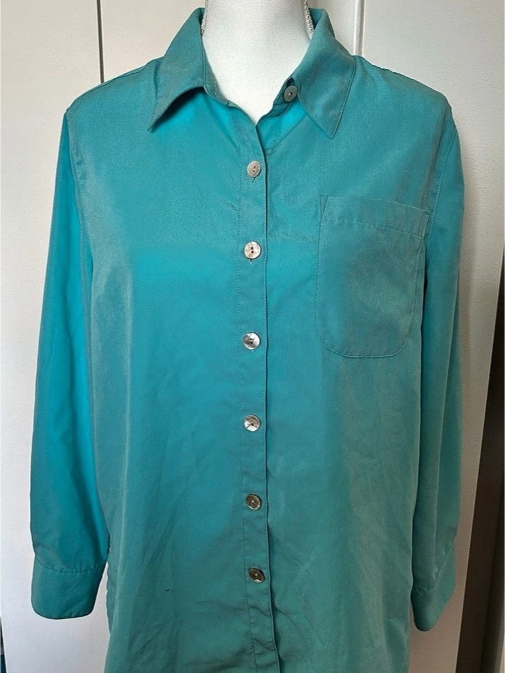 TravelSmith Button Down Shirt in Blue Size Medium
